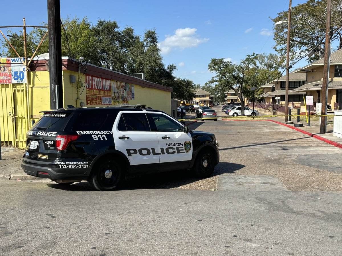 @houstonpolice enquête sur une fusillade mortelle près de Fulton Street et Booth Street. La police affirme qu'un homme a été retrouvé à l'intérieur d'une voiture vers midi et qu'il a été abattu au moins une fois